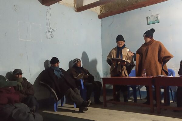 De pie, a la derecha, Javier Espinoza Torres - Sputnik Mundo