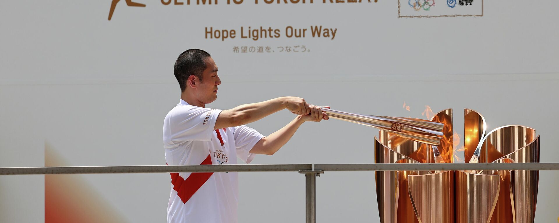 El actor de kabuki Nakamura Kankuro con la antorcha olímpica El actor de kabuki Nakamura Kankuro con la antorcha olímpica - Sputnik Mundo, 1920, 23.07.2021