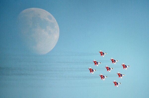 El equipo aerobático ruso Strizhí actúa en el Salón Aeroespacial MAKS 2021. - Sputnik Mundo