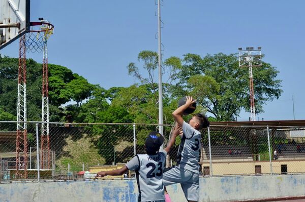 Niños y niñas juegan con una pelota en los jardines del Bloque 7, en el Barrio 23 de Enero - Sputnik Mundo