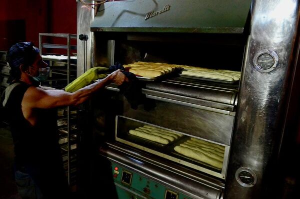 El colectivo Salvador Allende opera una panadería comunal que produce 3.000 panes diarios - Sputnik Mundo