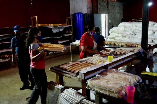El colectivo Salvador Allende opera una panadería comunal que produce 3.000 panes diarios - Sputnik Mundo