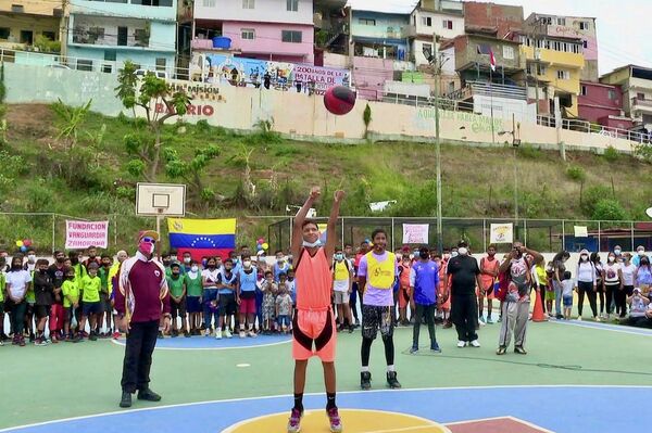 Valentín Santana en una cancha del sector La Piedrita, en el barrio 23 de Enero - Sputnik Mundo