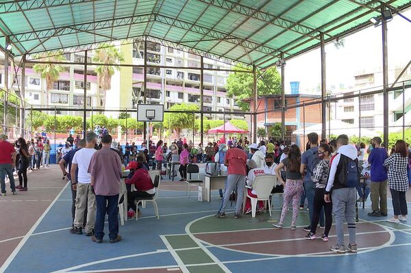 Miles de habitantes del 23 de Enero se han vacunado contra el COVID-19 en jornadas especiales organizadas por los colectivos junto a las autoridades de Salud - Sputnik Mundo