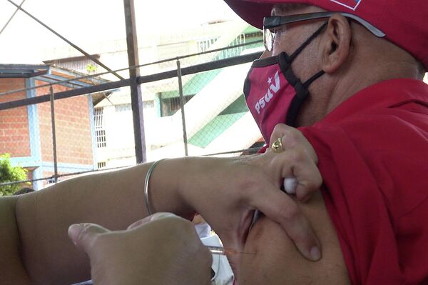 Miles de habitantes del 23 de Enero se han vacunado contra el COVID-19 en jornadas especiales organizadas por los colectivos junto a las autoridades de Salud - Sputnik Mundo