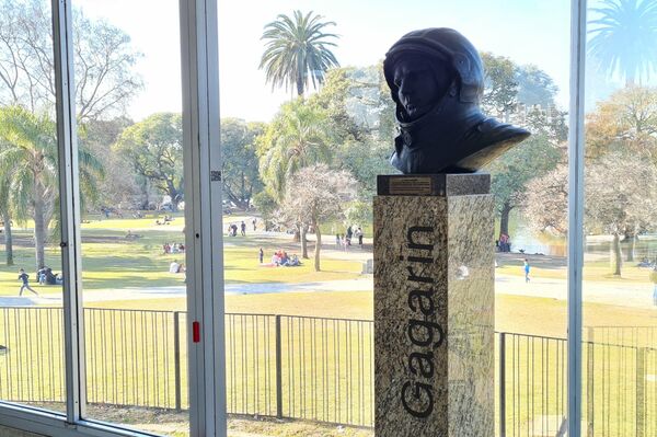 Busto de Yuri Gagarinen el Planetario de Buenos Aires - Sputnik Mundo