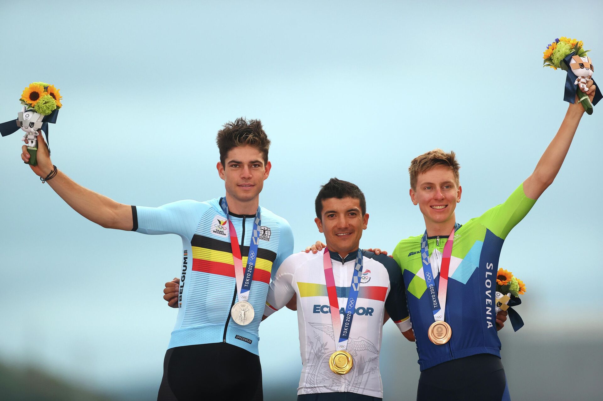 El medallista de oro Richard Carapaz, de Ecuador, celebra su victoria en el podio junto con los ganadores de plata y bronce, Wout Van Aert, de Bélgica, y Tadej Pogacar, de Eslovenia - Sputnik Mundo, 1920, 24.07.2021