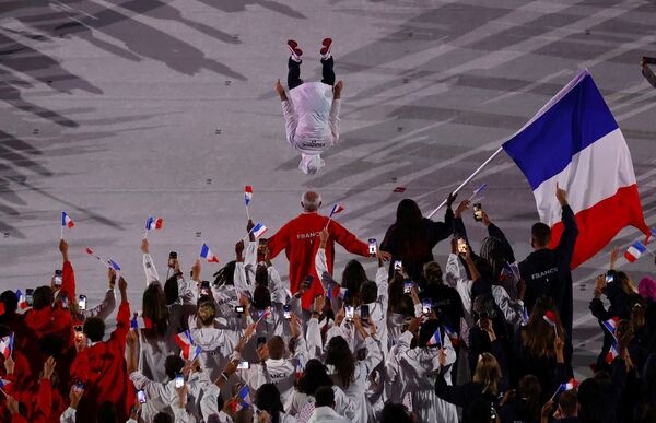 La judoka francesa Clarisse Bogdanna Agbegnenou y su compatriota, el gimnasta Samir Ait Said, encabezan su equipo en el desfile de atletas. - Sputnik Mundo