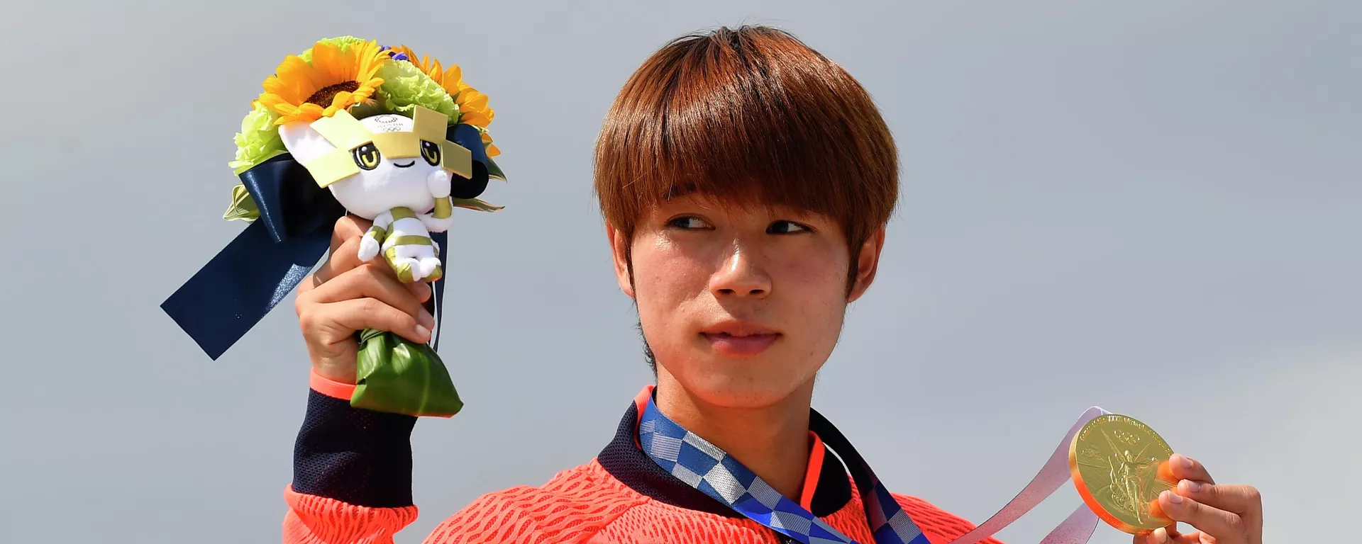 El skater japonés Yuto Horigome posa con su medalla de oro durante la ceremonia de entrega de premios, el 25 de julio de 2021, Tokio El skater japonés Yuto Horigome posa con su medalla de oro durante la ceremonia de entrega de premios, el 25 de julio de 2021, Tokio - Sputnik Mundo, 1920, 25.07.2021