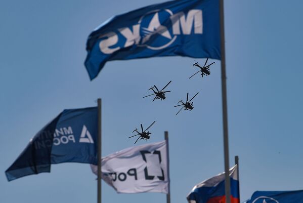 Los helicópteros Mi-28N del grupo aéreo Berkuti durante un vuelo de demostración en el marco del salón aeroespacial MAKS 2021.  - Sputnik Mundo