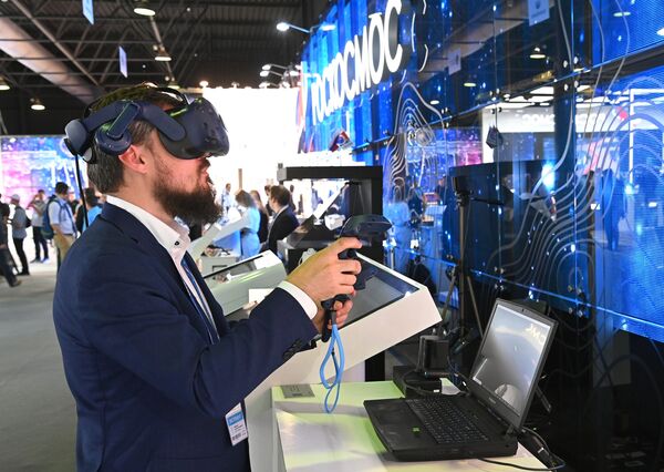 El stand de realidad virtual que te inmersa en una salida al espacio abierto.  - Sputnik Mundo