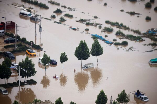 Coches en una carretera inundada en Zhengzhou, provincia de Henan. - Sputnik Mundo