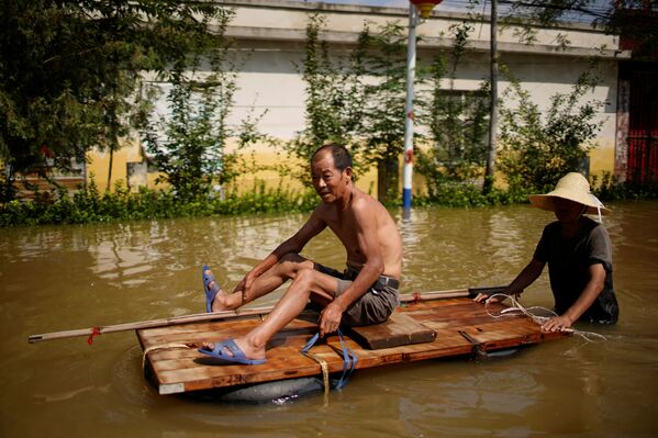 Unas 876.000 hectáreas de tierras agrícolas quedaron bajo el agua. En la foto: las consecuencias de las inundaciones en Xinxiang, provincia de Henan. - Sputnik Mundo