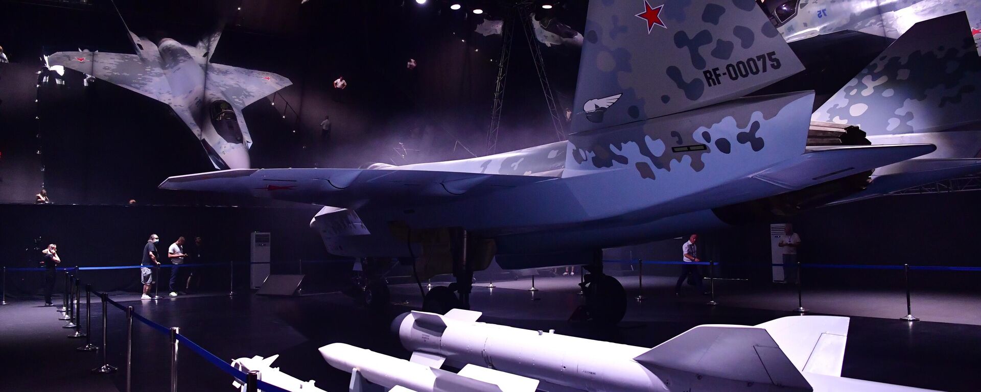 El prototipo del nuevo caza ligero y táctico de quinta generación propulsado por un solo motor en el pabellón de Checkmate en el Salón Internacional de la Aviación y el Espacio MAKS 2021.  - Sputnik Mundo, 1920, 26.07.2021