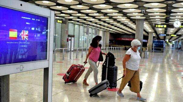 Dos pasajeras con maletas en la terminal T1 del Aeropuerto de Madrid-Barajas Adolfo Suárez, en Madrid (España), a 27 de julio de 2020. Desde ayer está en vigor la orden del Gobierno del Reino Unido que impone a los viajeros procedentes de España pasar dos semanas en cuarentena por si están infectados con coronavirus. - Sputnik Mundo