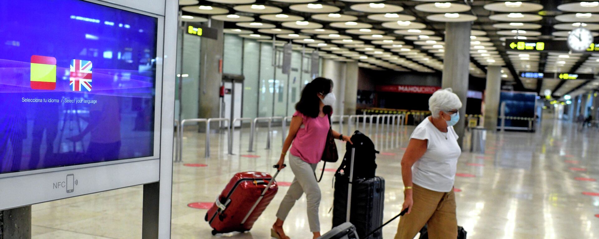 Dos pasajeras con maletas en la terminal T1 del Aeropuerto de Madrid-Barajas Adolfo Suárez, en Madrid (España), a 27 de julio de 2020. Desde ayer está en vigor la orden del Gobierno del Reino Unido que impone a los viajeros procedentes de España pasar dos semanas en cuarentena por si están infectados con coronavirus. - Sputnik Mundo, 1920, 26.07.2021