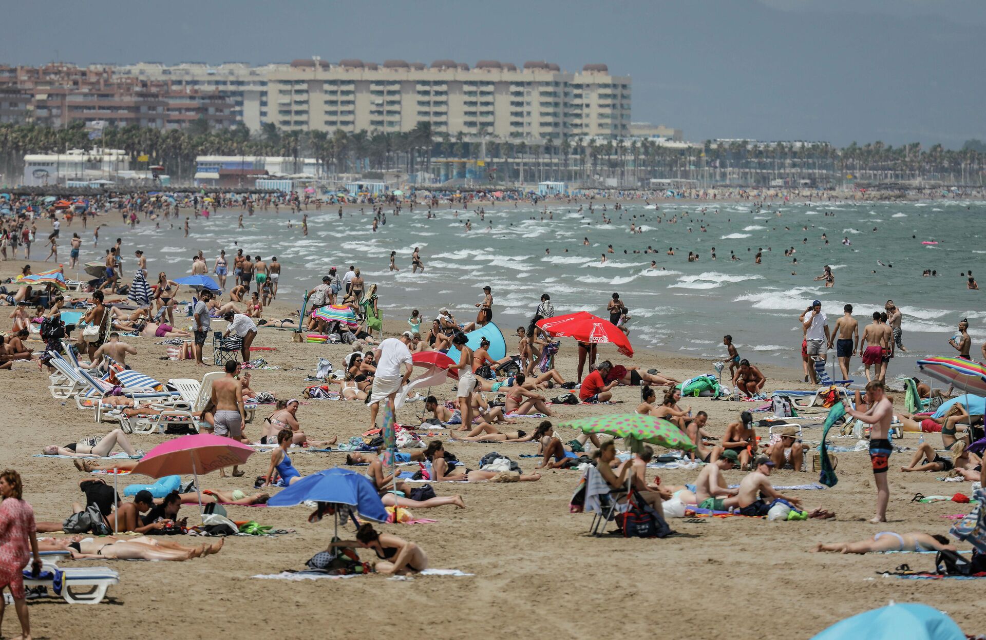 La Playa de la Malvarrosa repleta de gente en un día de alerta roja por altas temperaturas, a 12 de julio de 2021, en Valencia, Comunidad Valenciana (España). La Playa de la Malvarrosa repleta de gente en un día de alerta roja por altas temperaturas, a 12 de julio de 2021, en Valencia, Comunidad Valenciana (España). - Sputnik Mundo, 1920, 26.07.2021