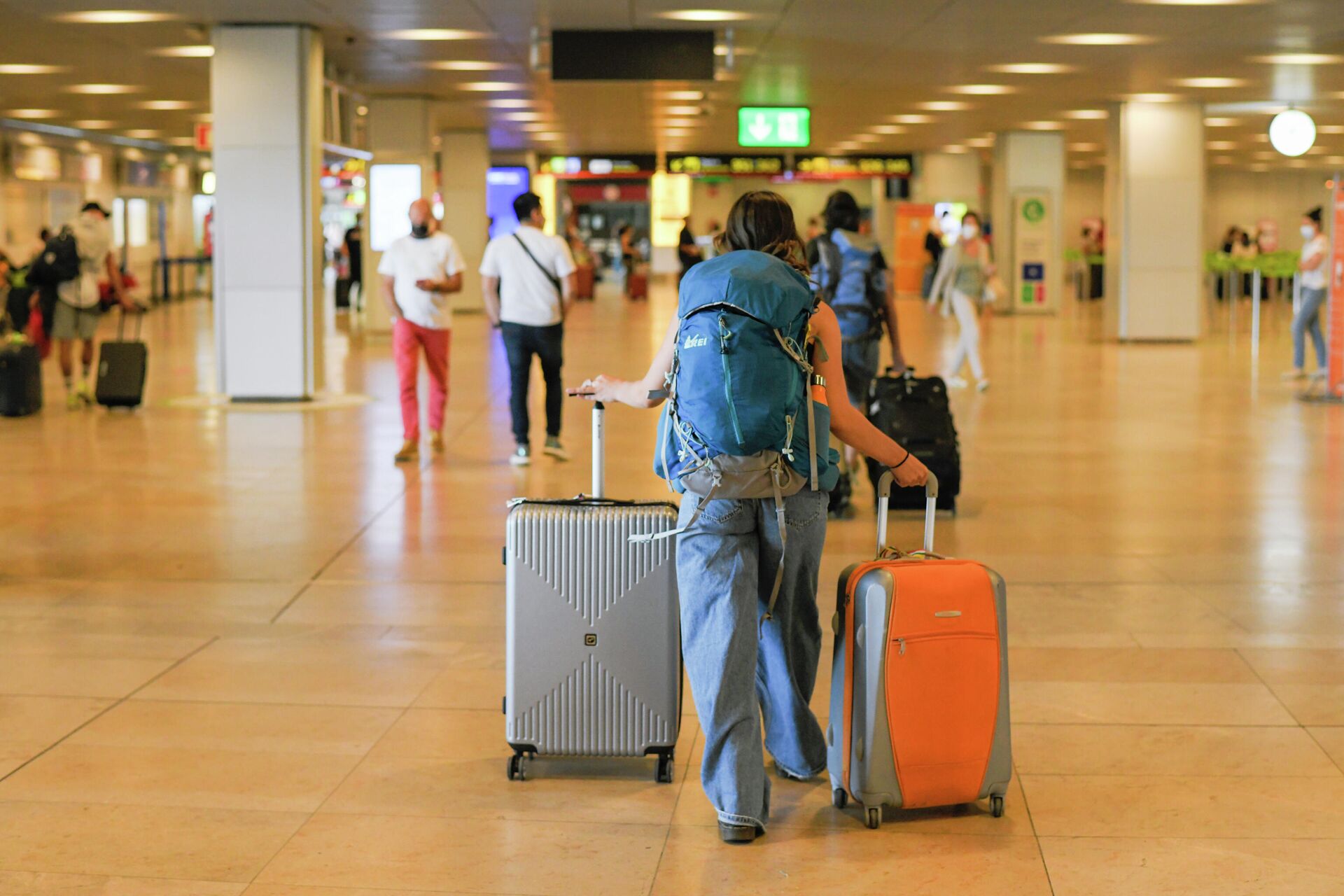Un pasajero con maletas en la terminal T1 del Aeropuerto Adolfo Suárez Madrid-Barajas, el primer día de la primera 'Operación Salida' del verano 2021, a 2 de julio de 2021, en Madrid (España). Un pasajero con maletas en la terminal T1 del Aeropuerto Adolfo Suárez Madrid-Barajas, el primer día de la primera 'Operación Salida' del verano 2021, a 2 de julio de 2021, en Madrid (España). - Sputnik Mundo, 1920, 26.07.2021