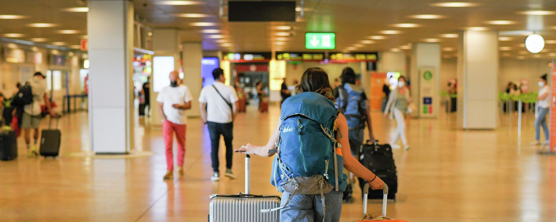 Un pasajero con maletas en el Aeropuerto (imagen referencial) - Sputnik Mundo, 1920, 19.10.2021