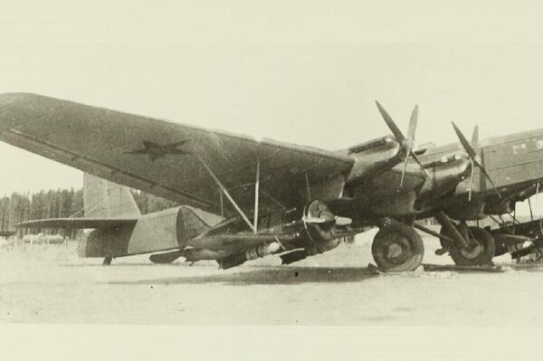 Un TB-3 del proyecto Zveno con dos cazas I-16 bajo sus alas - Sputnik Mundo