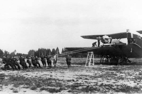 La instalación del caza I-4 sobre un TB-3 del proyecto Zveno - Sputnik Mundo