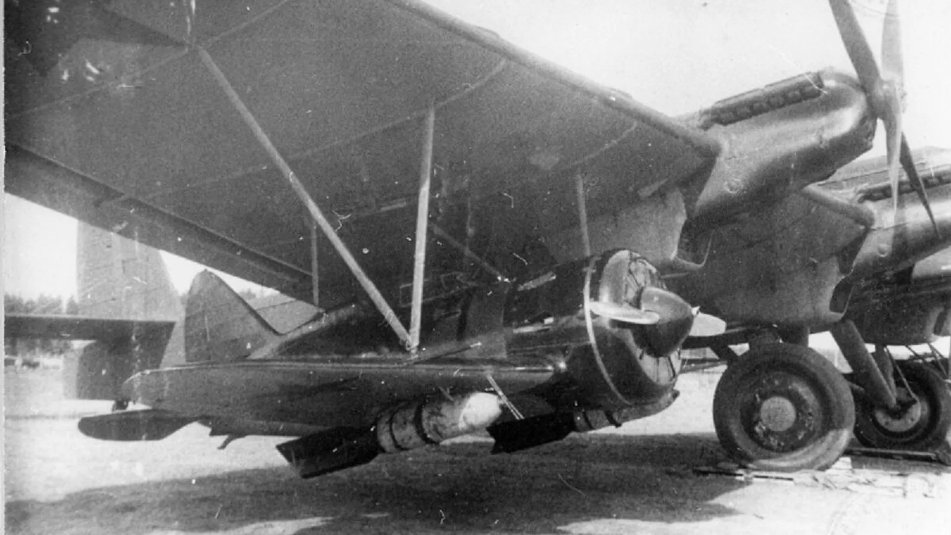 Un caza I-16 bajo el ala del bombardero TB-3 del proyecto Zveno. El caza va armado con dos bombas de 250 kg