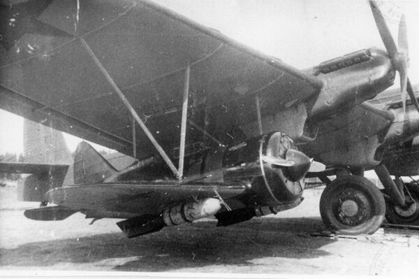 Un caza I-16 bajo el ala del bombardero TB-3 del proyecto Zveno. El caza va armado con dos bombas de 250 kg - Sputnik Mundo