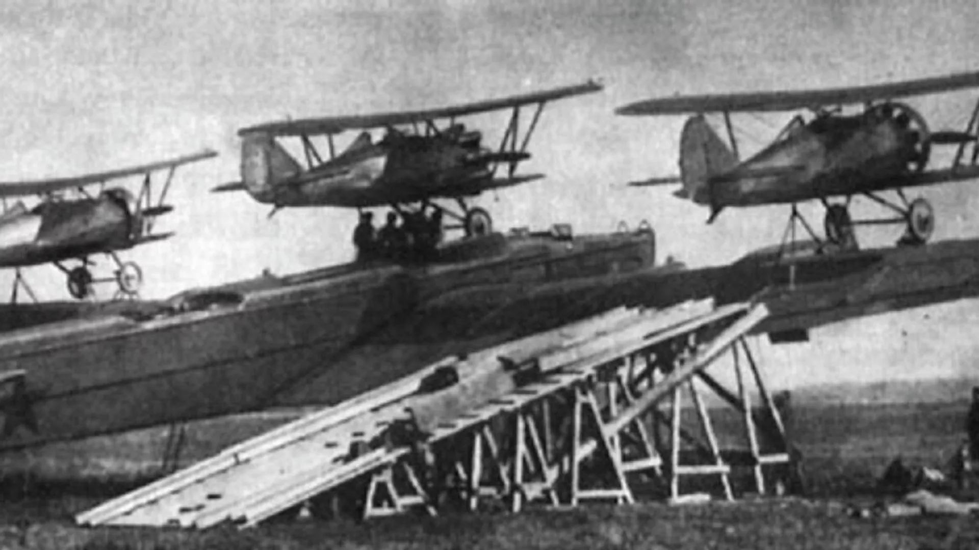 La instalación de los cazas I-4 sobre el bombardero TB-3 del proyecto Zveno