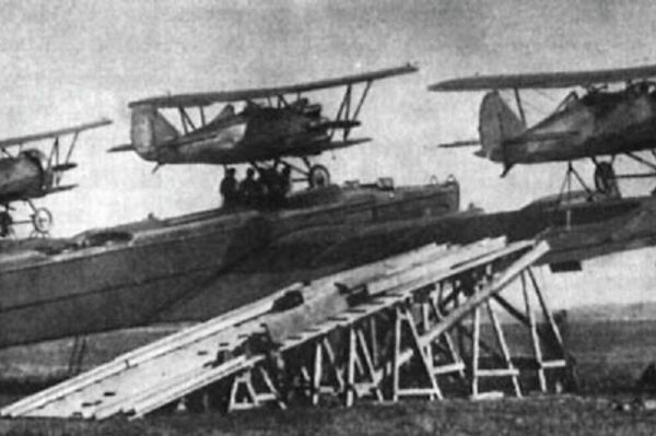 La instalación de los cazas I-4 sobre el bombardero TB-3 del proyecto Zveno - Sputnik Mundo