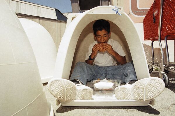 La nueva cadena de comida rápida Wimpy Grills fue de las primeras en ofrecer hamburguesas baratas usando la tecnología de cocción en línea y un servicio rápido. En la foto: un adolescente se come una hamburguesa en un evento caritativo en California. - Sputnik Mundo