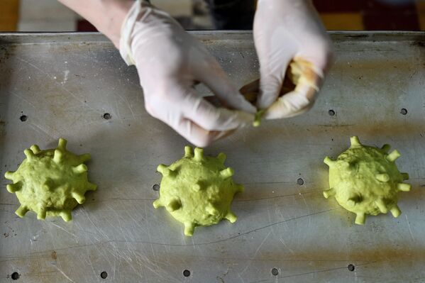 Últimamente son cada vez más populares las hamburguesas alternativas, como la cheeseburguer, de queso, y la fishburger, con pescado en lugar de carne. Tampoco nos olvidamos de la veggieburger o gardenburger para los vegetarianos. En la foto: panecillos de hamburguesa en Hanoi, Vietnam. - Sputnik Mundo