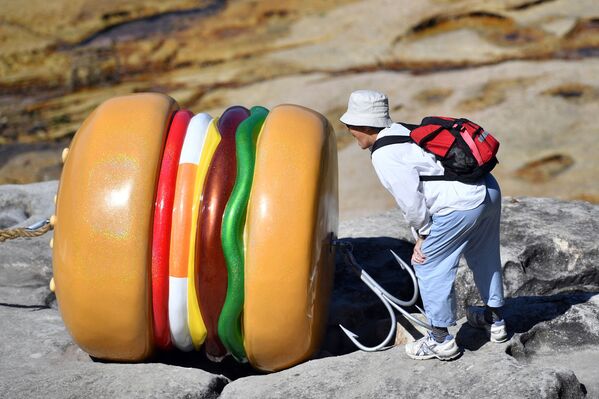 La primera hamburguesa negra del mundo vio la luz en Japón de la mano de Burger King. Tanto el queso como la salsa eran oscuras. Se usó para ello tinta de sepia. También vendían una hamburguesa roja usando tomate, salsa de miso y pimientos picantes. En la foto, una escultura en Australia. - Sputnik Mundo