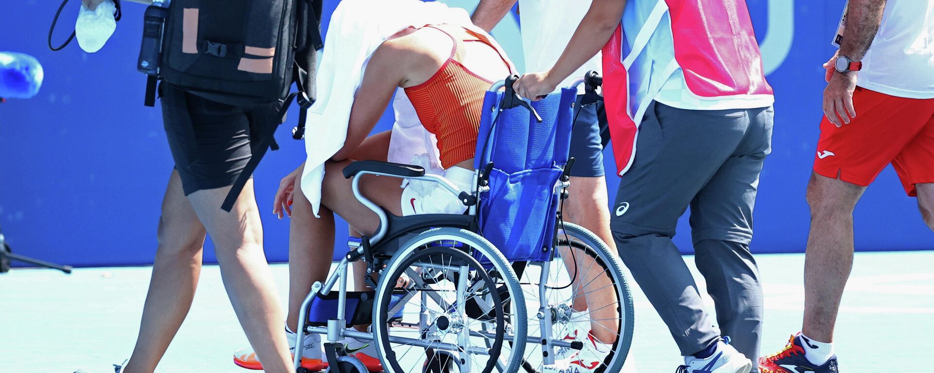 Paula Badosa sale del Ariake Tennis Park (Tokio, Japón) tras padecer un golpe de calor - Sputnik Mundo, 1920, 28.07.2021