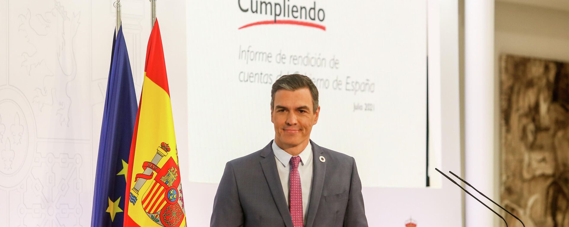 El presidente del Gobierno, Pedro Sánchez, posa con el 'Informe de rendición de cuentas del Gobierno de España' durante una rueda de prensa - Sputnik Mundo, 1920, 05.09.2021