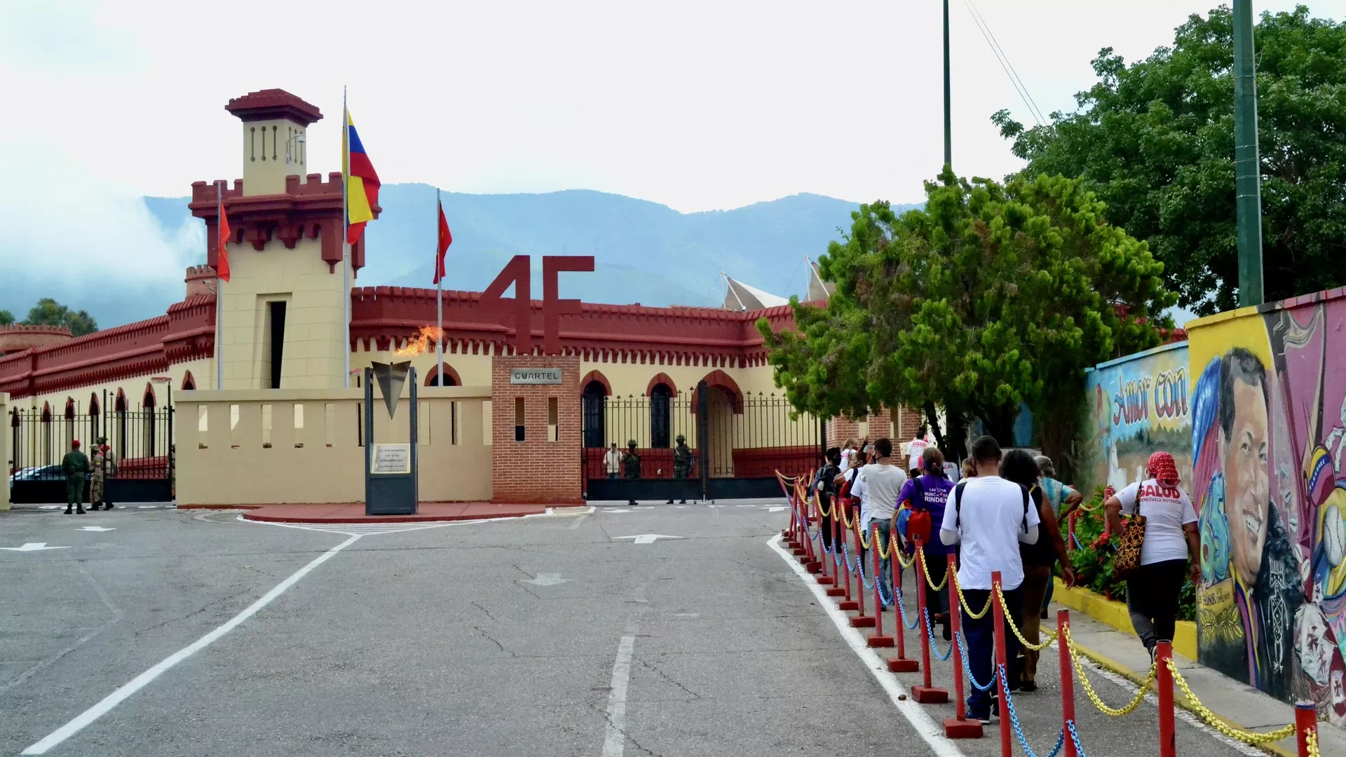 Personas ingresan al Cuartel de la Montaña para visitar a Hugo Chávez en su lugar de reposo