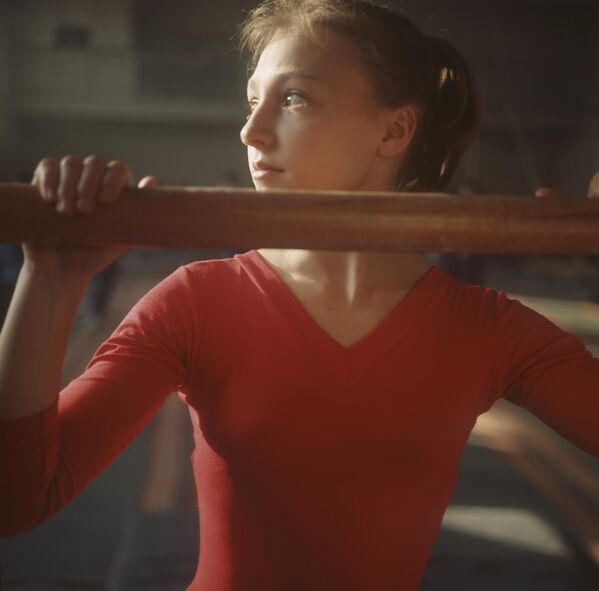 Pero a sus escasos 17 años, Kuchínskaya logró impresionar a todos. Superó a Caslavska en los ejercicios de piso, en la barra de equilibrio y en las barras asimétricas. - Sputnik Mundo