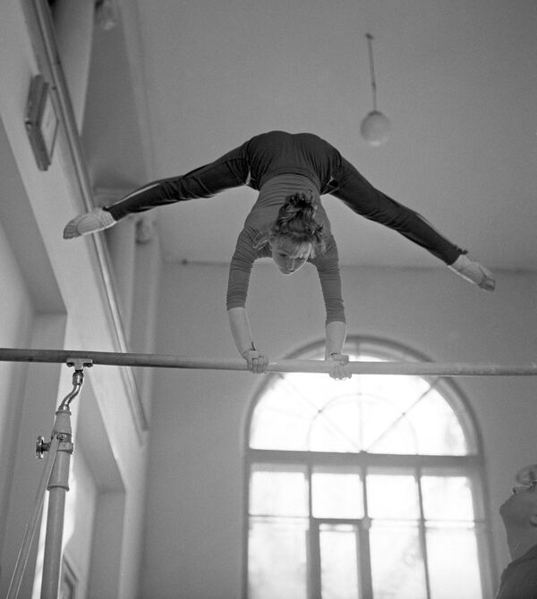 Hasta aquel momento, nadie en la gimnasia soviética podía presumir haber ganado seis medallas, tres de oro, a una edad tan precoz. Kuchínskaya se convirtió en el centro de la atención en los medios de comunicación centrales soviéticos. - Sputnik Mundo