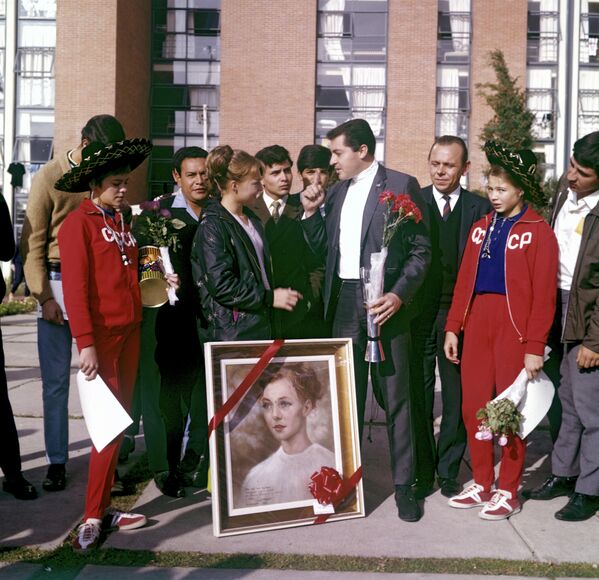 Kuchínskaya se hizo tan popular en el país anfitrión de los JJOO que incluso se convirtió en la musa de un artista mexicano, quien pintó un retrato de la deportista. - Sputnik Mundo