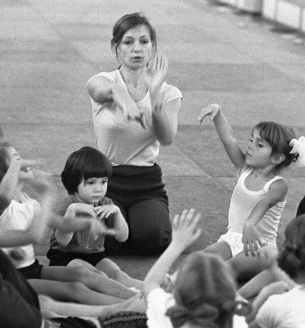 Tras graduarse en educación física, se dedicó a enseñar su deporte a niñas. Lo hizo inicialmente en la URSS y luego en Japón. Al final, terminó mudándose a EEUU, en donde vive hasta los días de hoy. - Sputnik Mundo