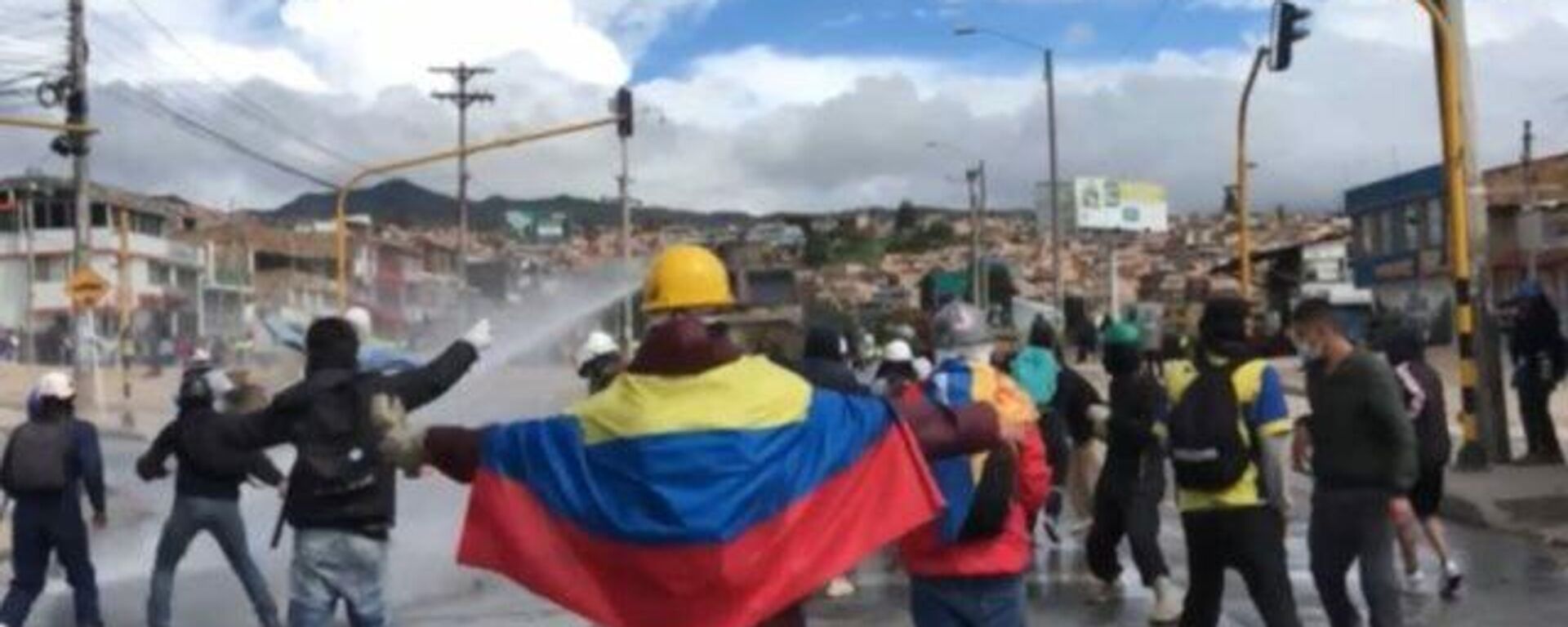 Los manifestantes se enfrentan con la Policía en Bogotá - Sputnik Mundo, 1920, 29.07.2021