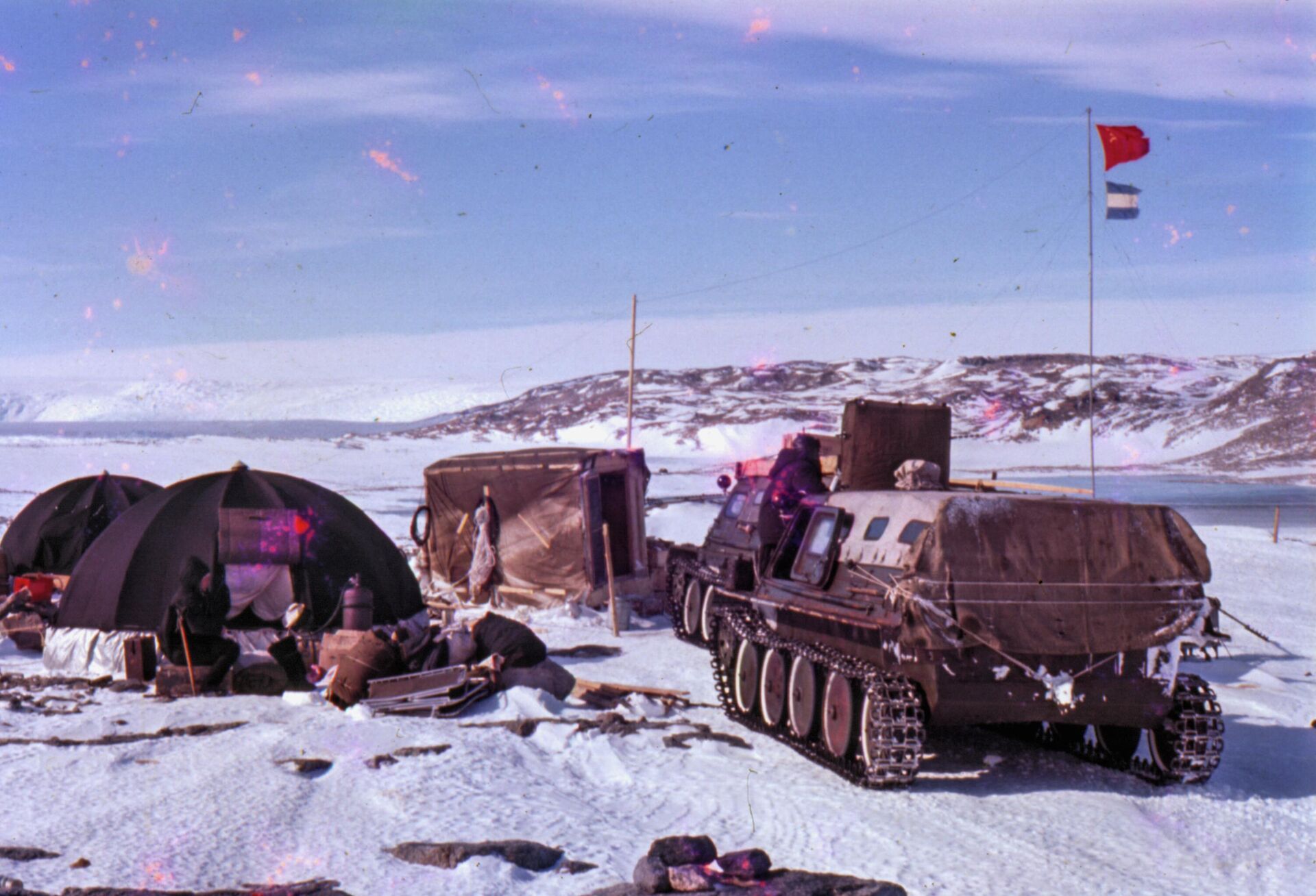 Cooperación entre científicos soviéticos y del IAA en las cercanías de la estación Molodezhnaya en 1968 Cooperación entre científicos soviéticos y del IAA en las cercanías de la estación Molodezhnaya en 1968 - Sputnik Mundo, 1920, 29.07.2021