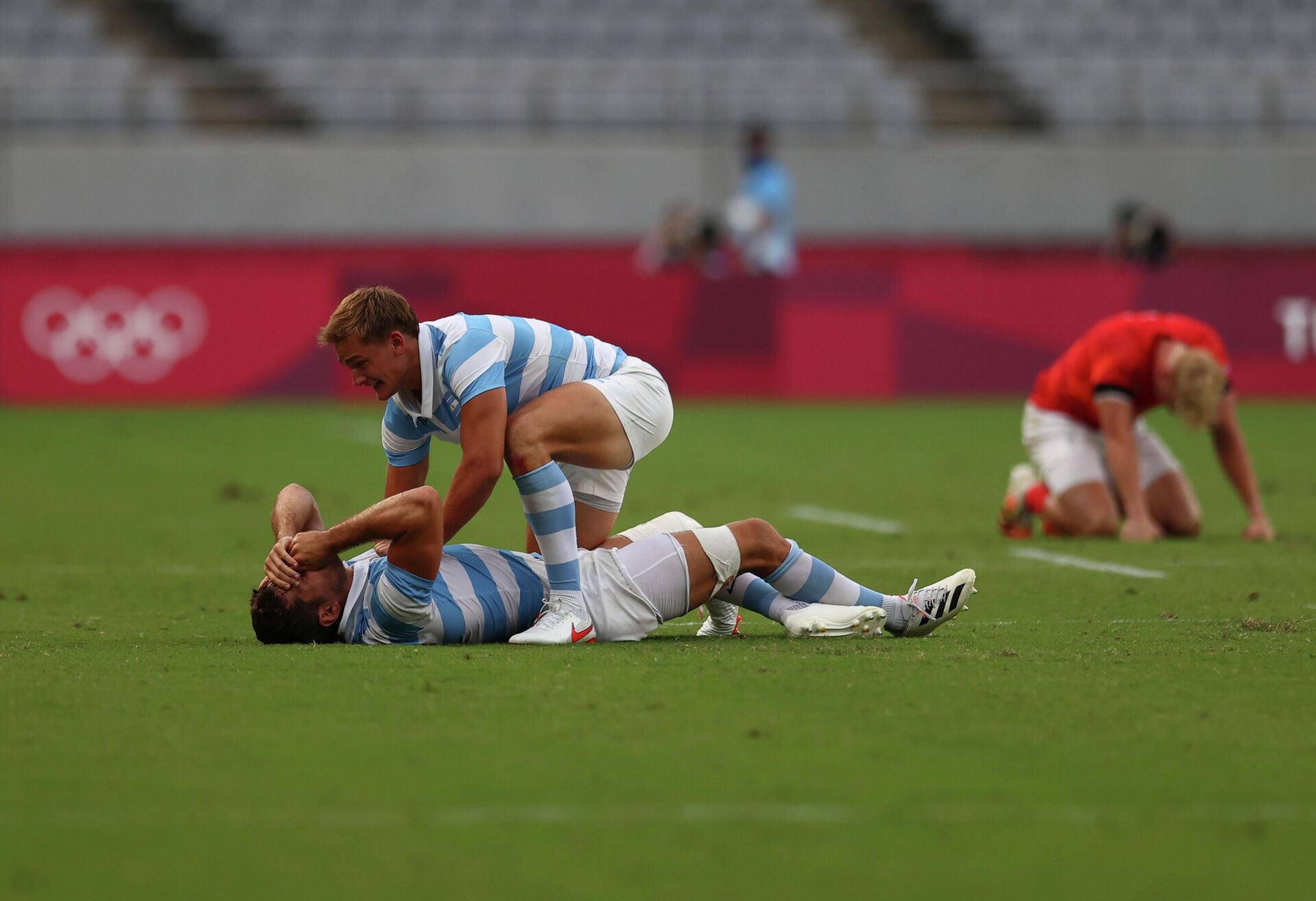 Tokyo 2020 Olympics - Rugby Sevens - Men - Bronze medal match - Britain v Argentina - Tokyo Stadium - Tokyo, Japan - July 28, 2021. Argentina players celebrate after the game. REUTERS/Siphiwe Sibeko - Sputnik Mundo, 1920, 30.07.2021