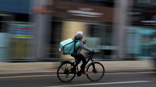 Un repartidor de Deliveroo  - Sputnik Mundo