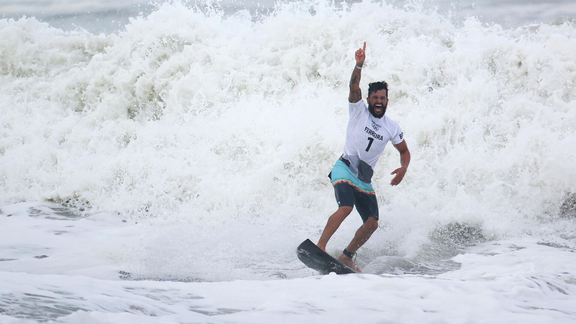 Italo Ferreira, de Brasil, celebra la conquista del oro en el primer torneo de surf en la historia de los Juegos Olímpicos. - Sputnik Mundo, 1920, 30.07.2021
