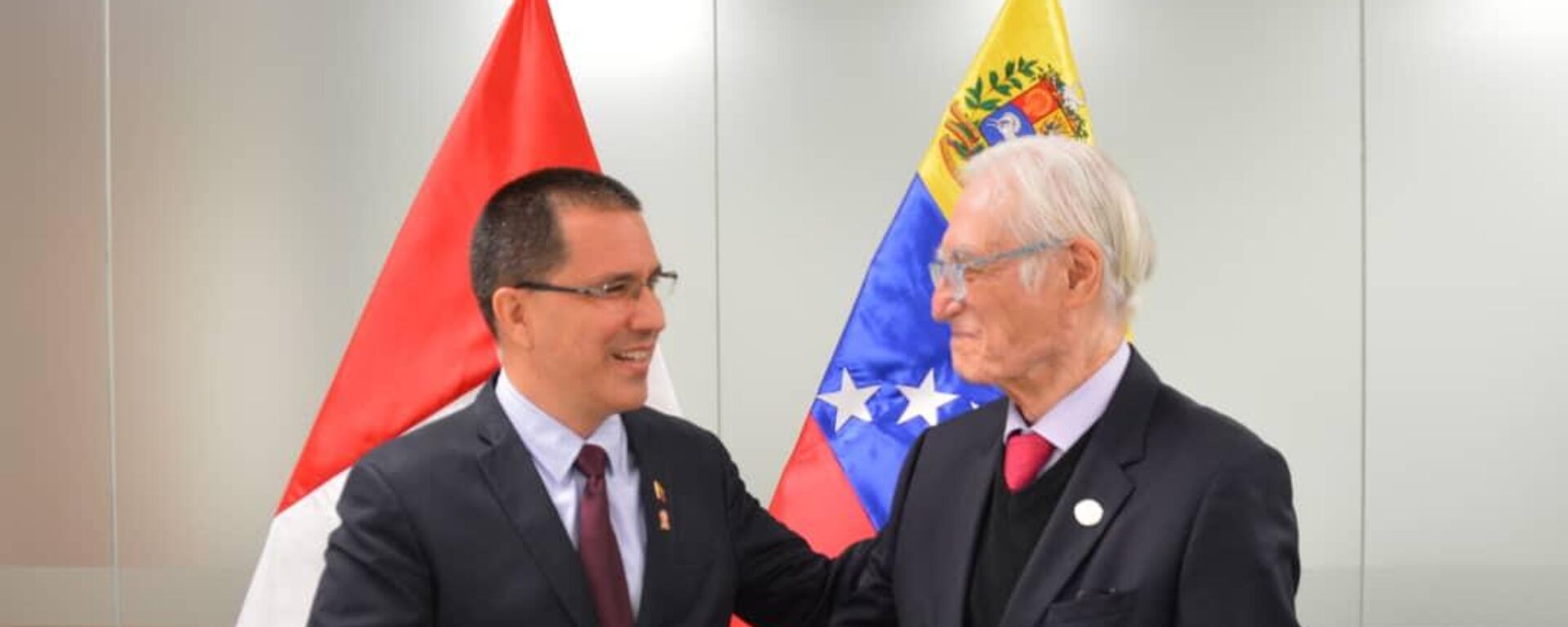 El canciller venezolano Jorge Arreaza y su homólogo de Lima, Héctor Béjar - Sputnik Mundo, 1920, 30.07.2021