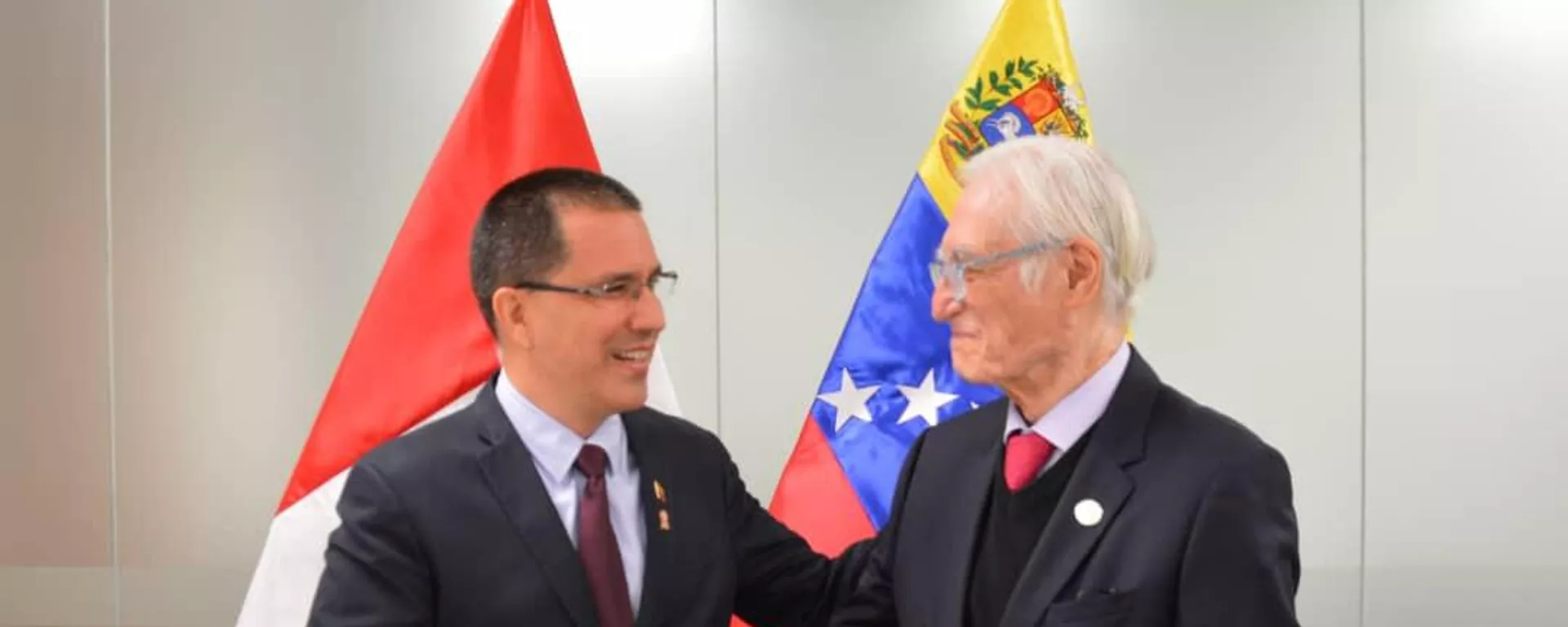 El canciller venezolano Jorge Arreaza y su homólogo de Lima, Héctor Béjar El canciller venezolano Jorge Arreaza y su homólogo de Lima, Héctor Béjar - Sputnik Mundo, 1920, 30.07.2021