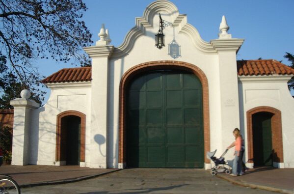 La Quinta de Olivos, residencia del presidente de Argentina, ocupa unas 30 hectáreas en el partido de San Vicente, al norte de la ciudad de Buenos Aires. Construida en 1854, es obra del arquitecto Prilidiano Pueyrredón. Donada al Estado argentino en 1918, fue utilizada primero como casa de verano por los mandatarios argentinos hasta que en 1955 pasó a ser la residencia presidencial permanente. - Sputnik Mundo