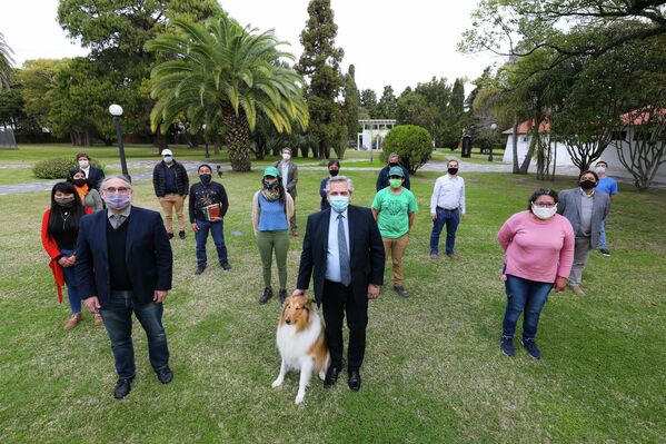 La casa se desarrolla en tres niveles que confluyen en un mirador hacia vasto parque, poblado con varias especies vegetales. A lo largo de los años se han construido una pileta de natación, un polígono de tiro,y  canchas de tenis, entre otras transformaciones realizadas a la quinta. - Sputnik Mundo