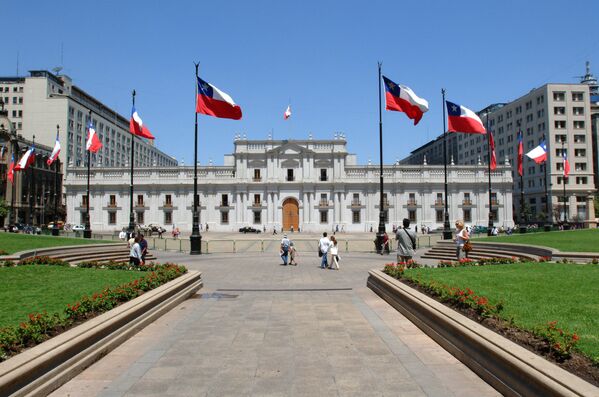 Ya que no hay una residencia oficial del presidente de Chile, los mandatarios viven en sus domicilios particulares o en casas arrendadas. No obstante, el Palacio de La Moneda, sede de la Presidencia de Chile, ubicado en la Plaza de la Constitución de Santiago, fungió desde 1846 como residencia presidencial hasta el segundo gobierno de Carlos Ibáñez del Campo (1952-1958). - Sputnik Mundo