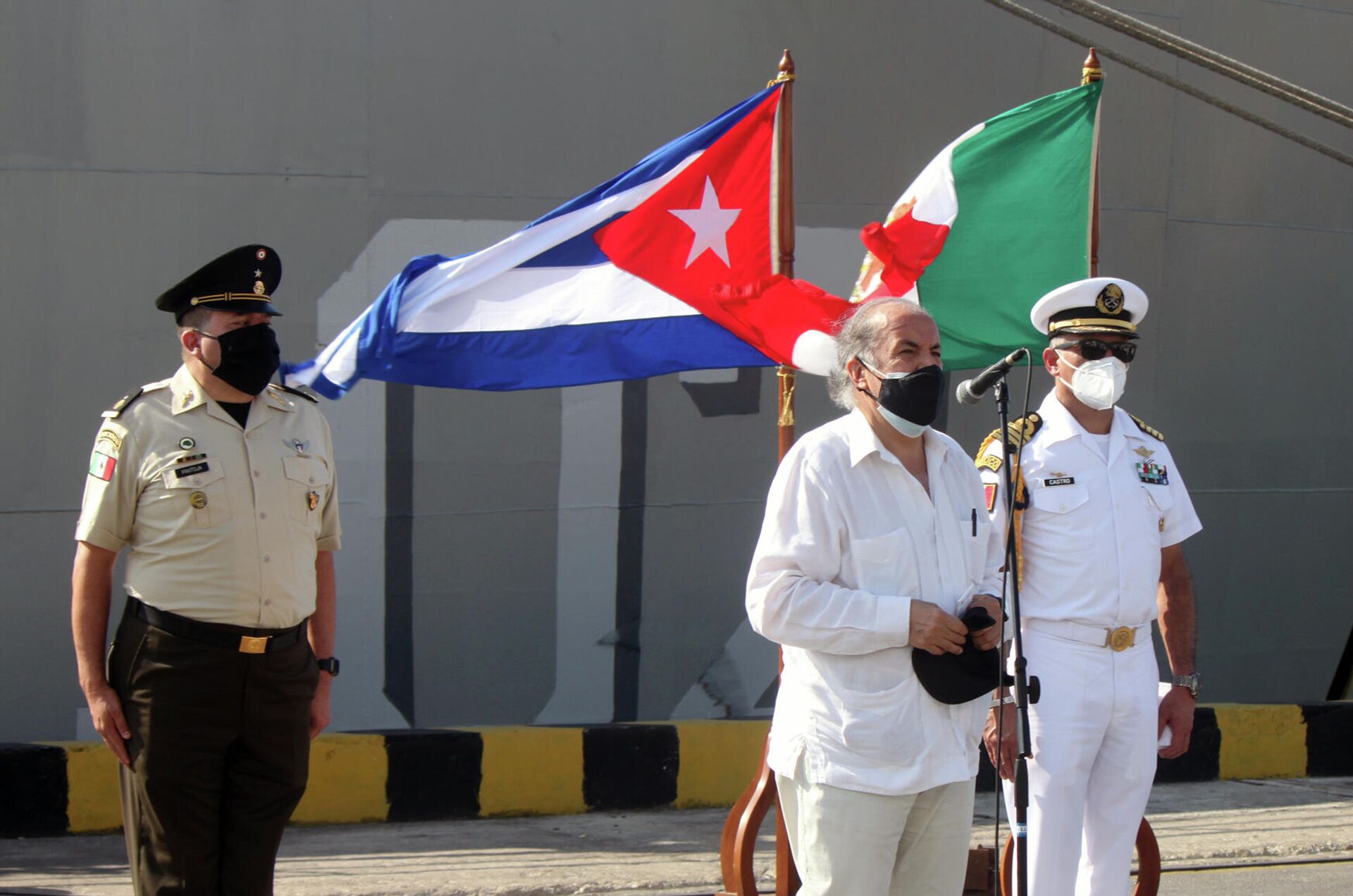 El embajador de México en Cuba, Miguel Díaz Reinoso, durante el recibimiento del buque Libertador, con ayuda humanitaria para Cuba El embajador de México en Cuba, Miguel Díaz Reinoso, durante el recibimiento del buque Libertador, con ayuda humanitaria para Cuba - Sputnik Mundo, 1920, 31.07.2021